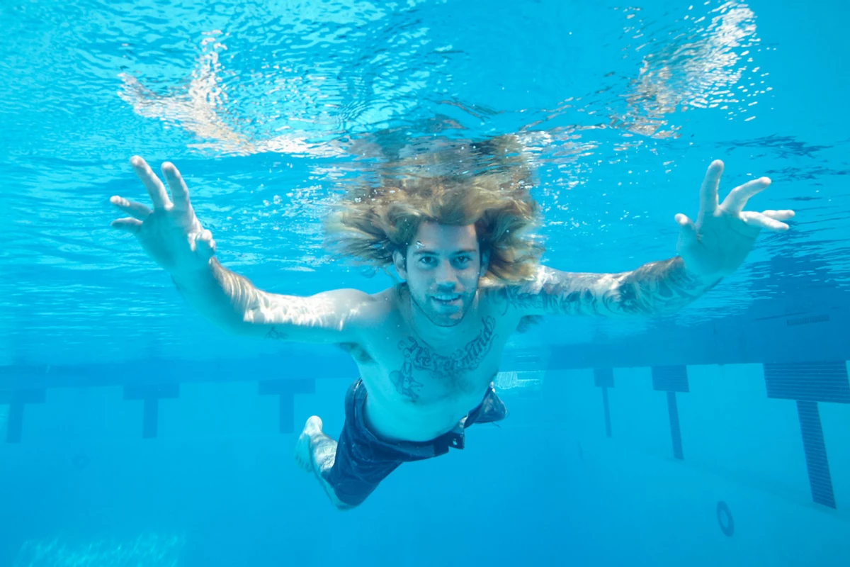 Малыш с обложки альбома Nevermind вырос, обвинил Nirvana в педофилии и потребовал денег