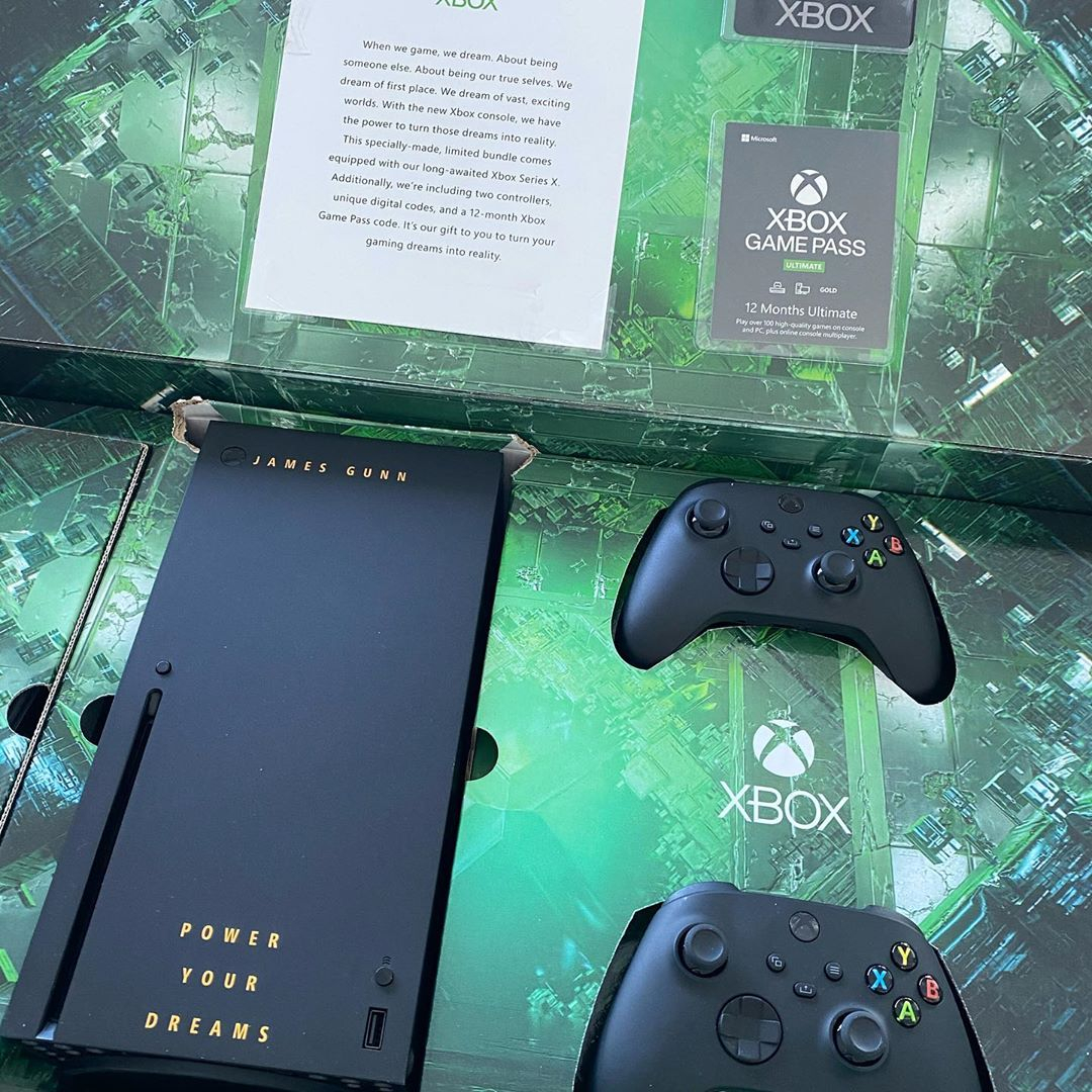 Microsoft подарила скучающему в карантине Джеймсу Ганну именную Xbox Series X