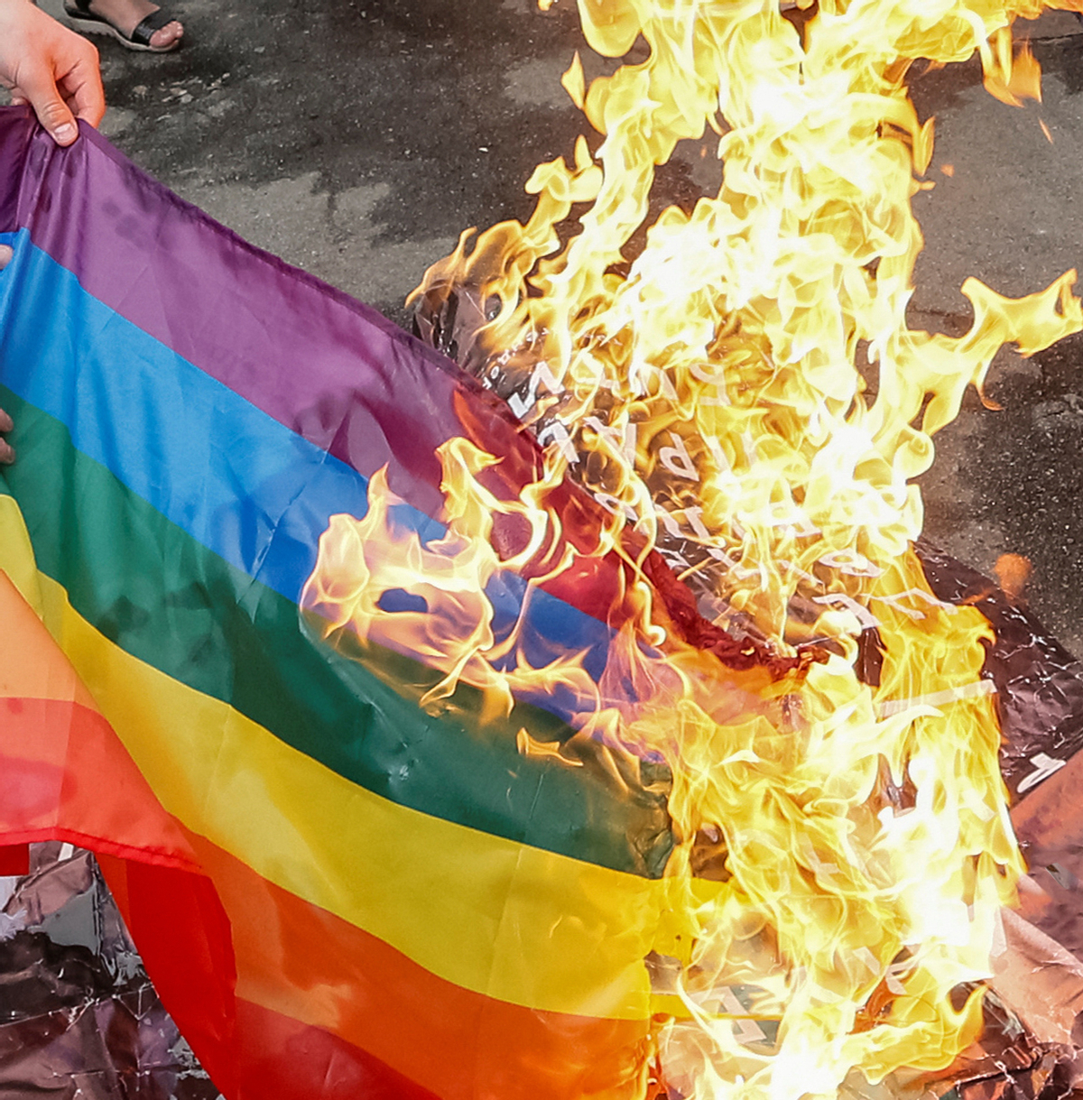 Радужному флагу больше нет места в России — закон о запрете любой “ЛГБТ-пропаганде принят
