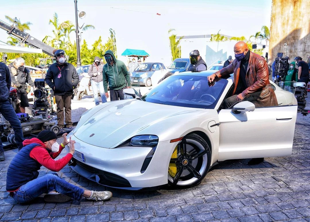 Скала не влез в Porsche на съемках «Красного уведомления», а Сталлоне сыграет в «Отряде самоубийц»