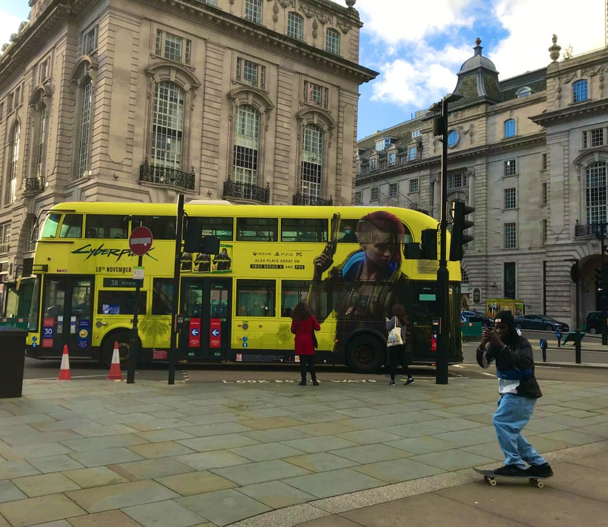 Знаменитые лондонские двухэтажные автобусы окрасились в цвета Cyberpunk 2077