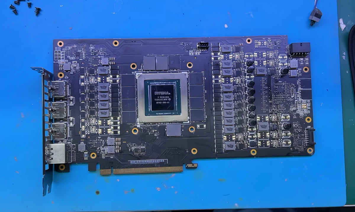 Новый уровень обмана — человек купил RTX 4090 с куском пластика вместо ГПУ Новый уровень обмана — человек купил RTX 4090 с куском пластика вместо ГПУ