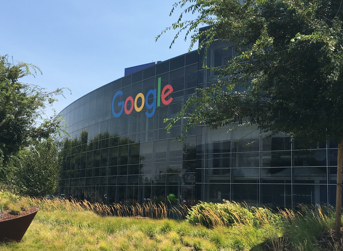 Google теперь в роли отстающего в гонке прогресса — руководители паникуют из-за срывающихся контрактов