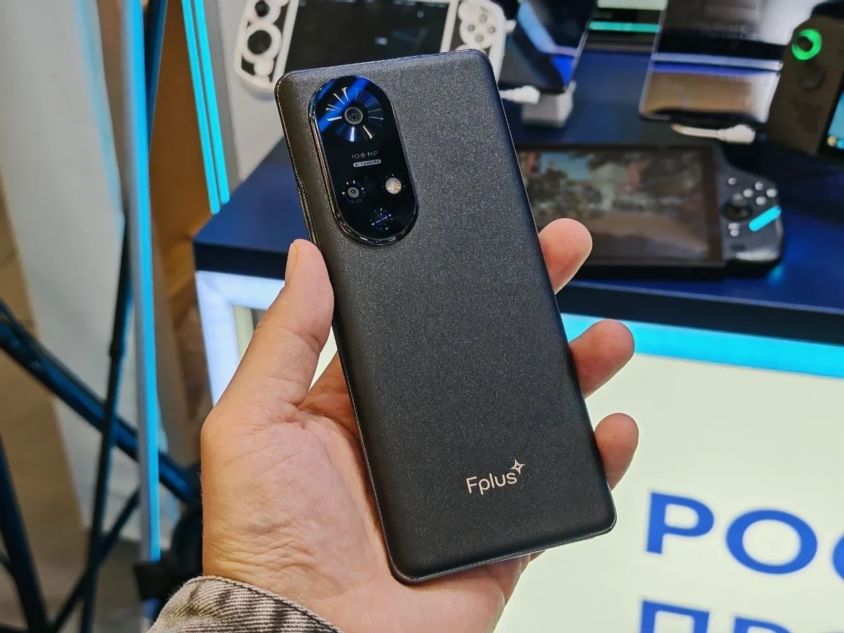 Вслед за портативной консолью Fplus показала российские смартфоны, работающие на ОС Аврора Вслед за портативной консолью Fplus показала российские смартфоны, работающие на ОС Аврора