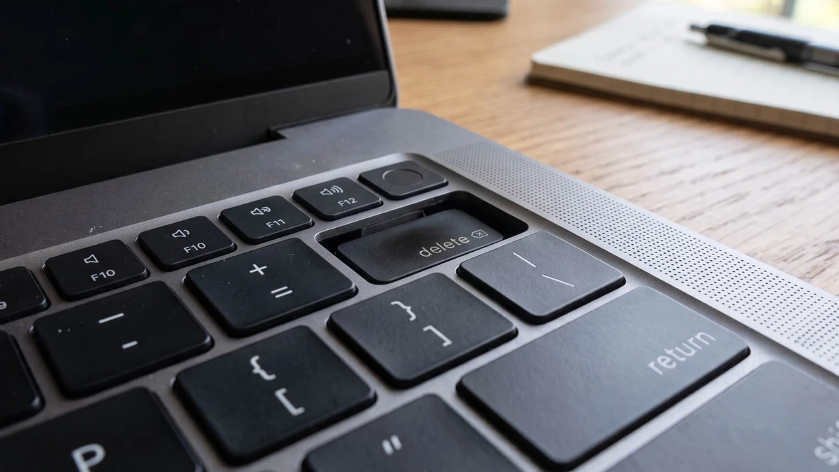 Перегрев Apple MacBook Pro ломает ему клавиатуру Перегрев Apple MacBook Pro ломает ему клавиатуру