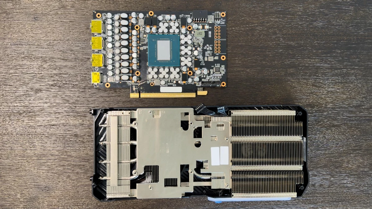 Пользователь уменьшил RTX 4080 для маленького корпуса Пользователь уменьшил RTX 4080 для маленького корпуса