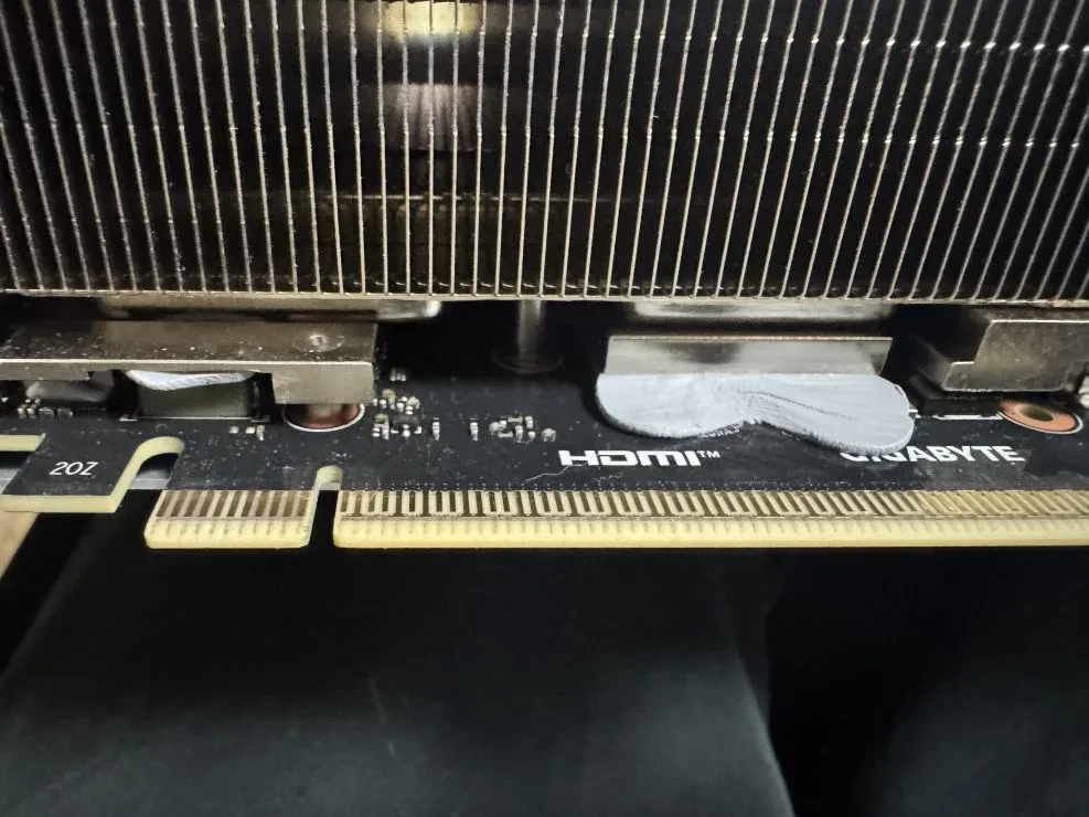 Лучше не ставьте Gigabyte RTX 5080 Aorus Master в корпусе вертикально — термопрокладки потекут Лучше не ставьте Gigabyte RTX 5080 Aorus Master в корпусе вертикально — термопрокладки потекут
