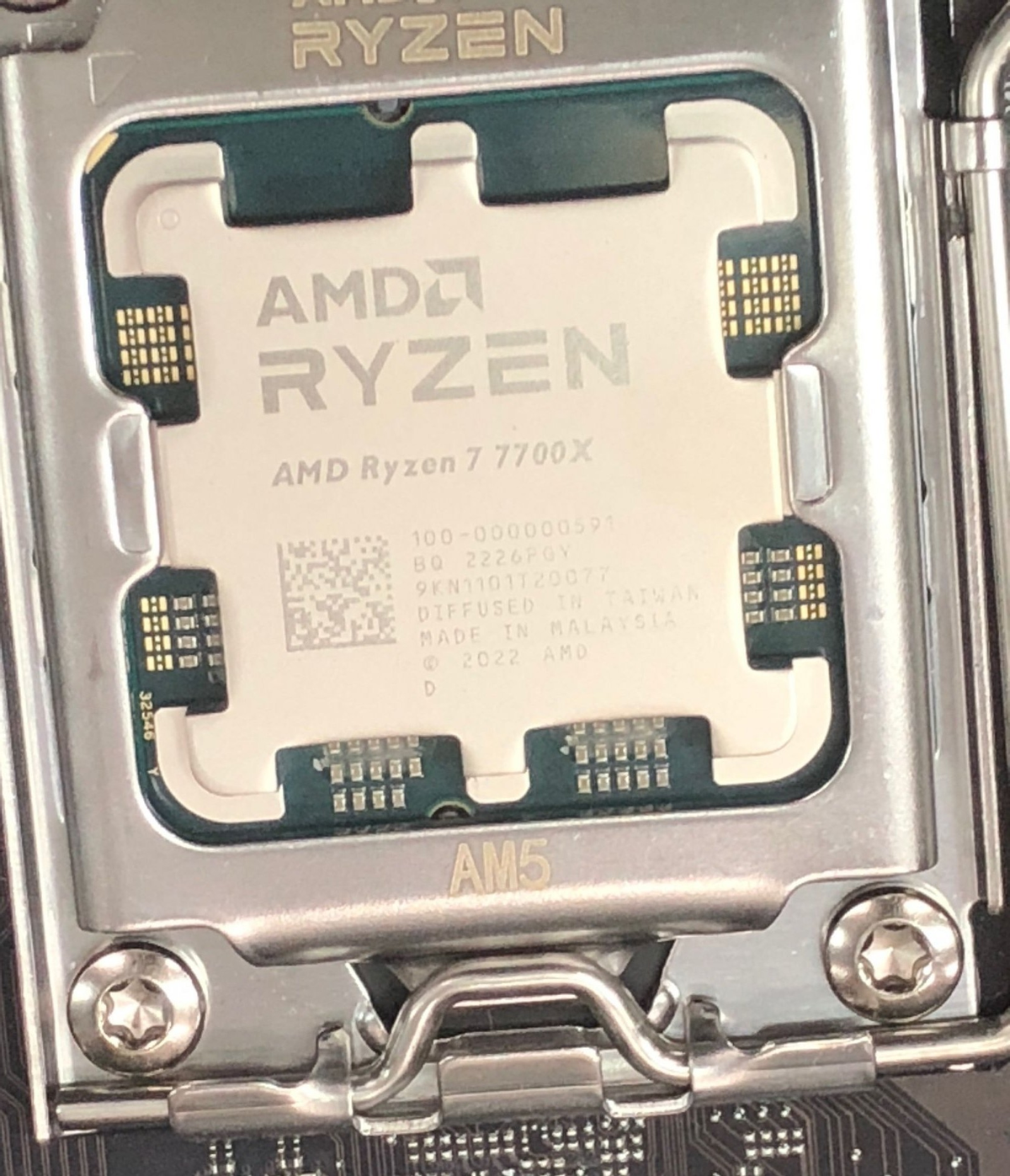 AMD Ryzen 7 7700X красуется на новом фото