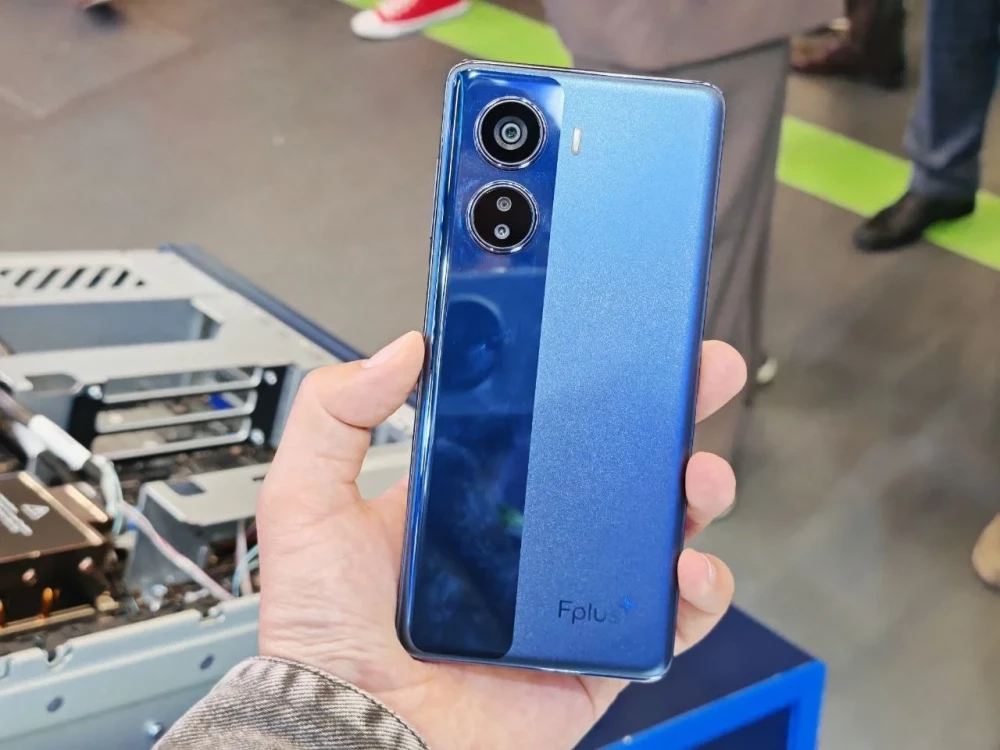 Вслед за портативной консолью Fplus показала российские смартфоны, работающие на ОС Аврора Вслед за портативной консолью Fplus показала российские смартфоны, работающие на ОС Аврора