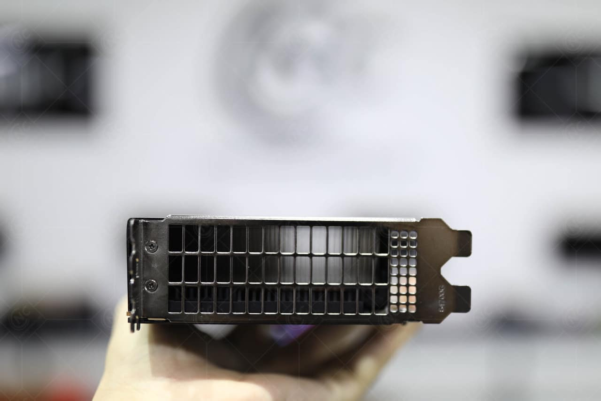 Во Вьетнаме замечена майнинговая видеокарта на топовом чипе AMD Navi 21