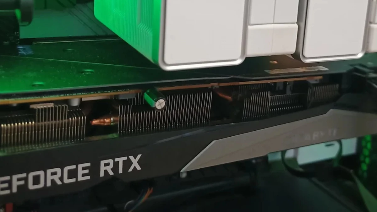 Отец года — электрик из Сербии починил «мертвую» RTX 3070 сына деталью от старого радио Отец года — электрик из Сербии починил «мертвую» RTX 3070 сына деталью от старого радио