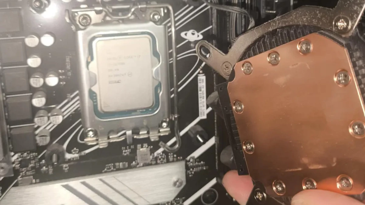 Intel Core i7-12700K worked without thermal paste for three years and miraculously did not die Intel Core i7-12700K worked without thermal paste for three years and miraculously did not die