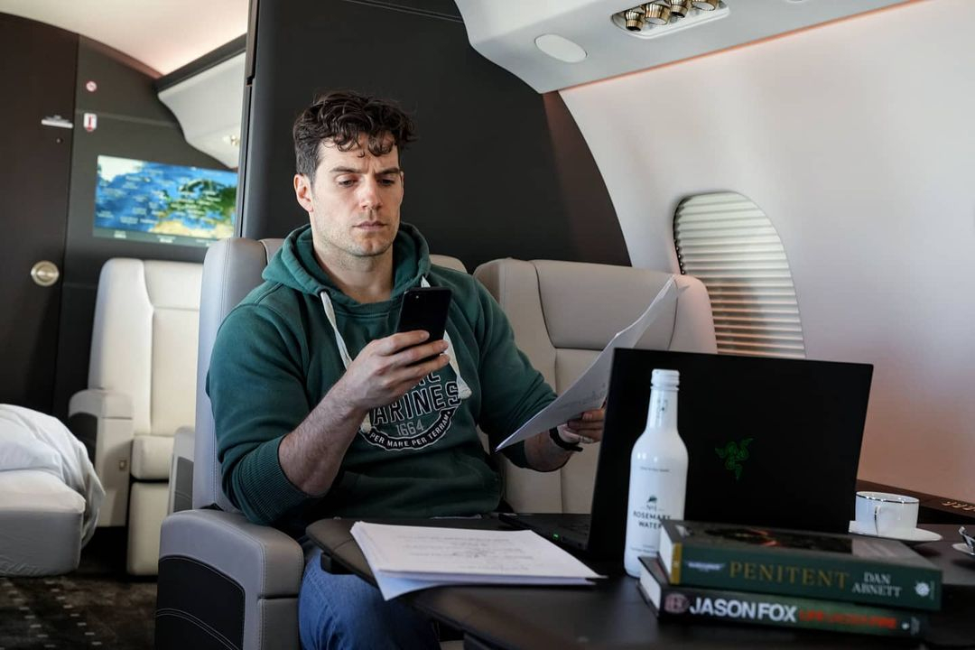 Тизер или просто фото? Генри Кавилл летит в США с ноутбуком Razer и романом Дэна Абнетта по Warhammer 40,000