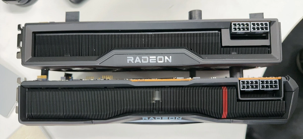 AMD Radeon RX 7900 красуется на фото. Всего два коннектора питания 8-pin