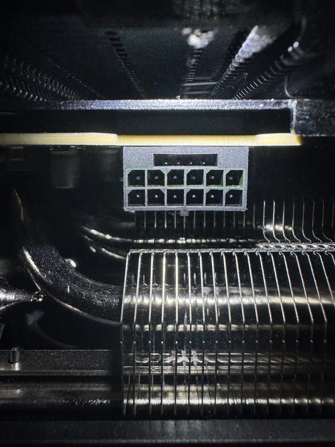 Особый коннектор 16-pin от MSI тоже не выдержал напор RTX 5090 и сгорел