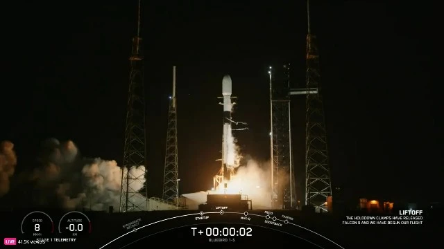 SpaceX вывела на орбиту сразу три спутника BlueBird для сети прямой связи со смартфонами