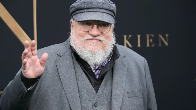 Самый ленивый писатель современности Джордж Мартин оправдывает свою лень "проклятием"