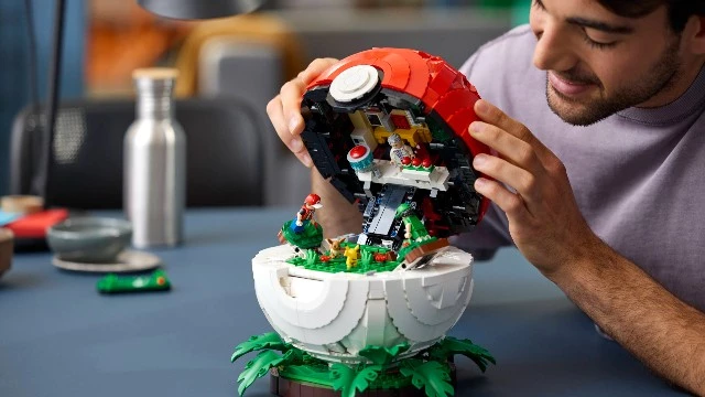 Знаковые моменты за $299,99: LEGO показала покебол с лабораторией Оука, Редом и Пикачу