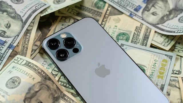 Apple снова бьёт рекорды: продажи iPhone 17 разогнали выручку