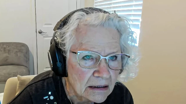 На 81-летнюю стримершу Minecraft какие-то мрази натравили копов, но все закончилось хорошо