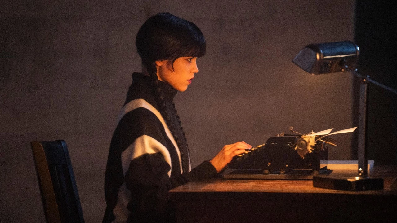 Netflix завершил съемки третьего сезона «Уэнсдей» — любуемся Дженной Ортегой
