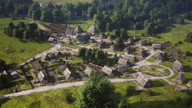 Обзор Manor Lords — очень приятная и вовлекающая градостроительная стратегия, созданная одним человеком