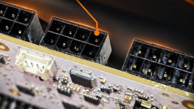 Прощай, плавящийся 16-pin — энтузиасты успешно перевели флагманскую GeForce RTX 5090 на старые 8-контактные разъемы