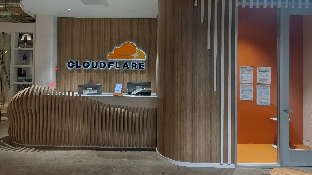 ИИ-реструктуризация: Cloudflare увольняет 20 % штата в пользу нейросетей
