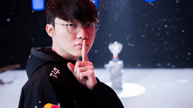 Фейкера клонировали, но клон играет на топе, а не на миду в League of Legends