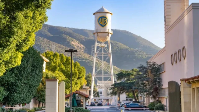 Кредитный рейтинг Warner Bros. Discovery стал "мусорным" — компания стремится на дно
