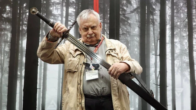 Пан Сапковский повелел отложить публикацию «Ведьмака: Перекресток воронов» на русском языке до 30 сентября