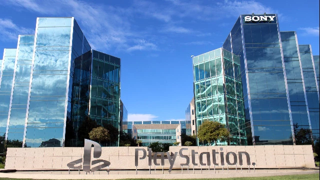 Мир начал открыто стебать Sony из-за отказа выпускать игры на дисках