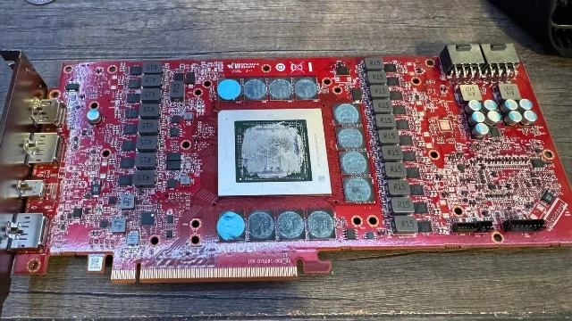 Красный = быстрый — на фото засветилась "RX 7900 XTX" с красной платой и 16 ГБ видеопамяти