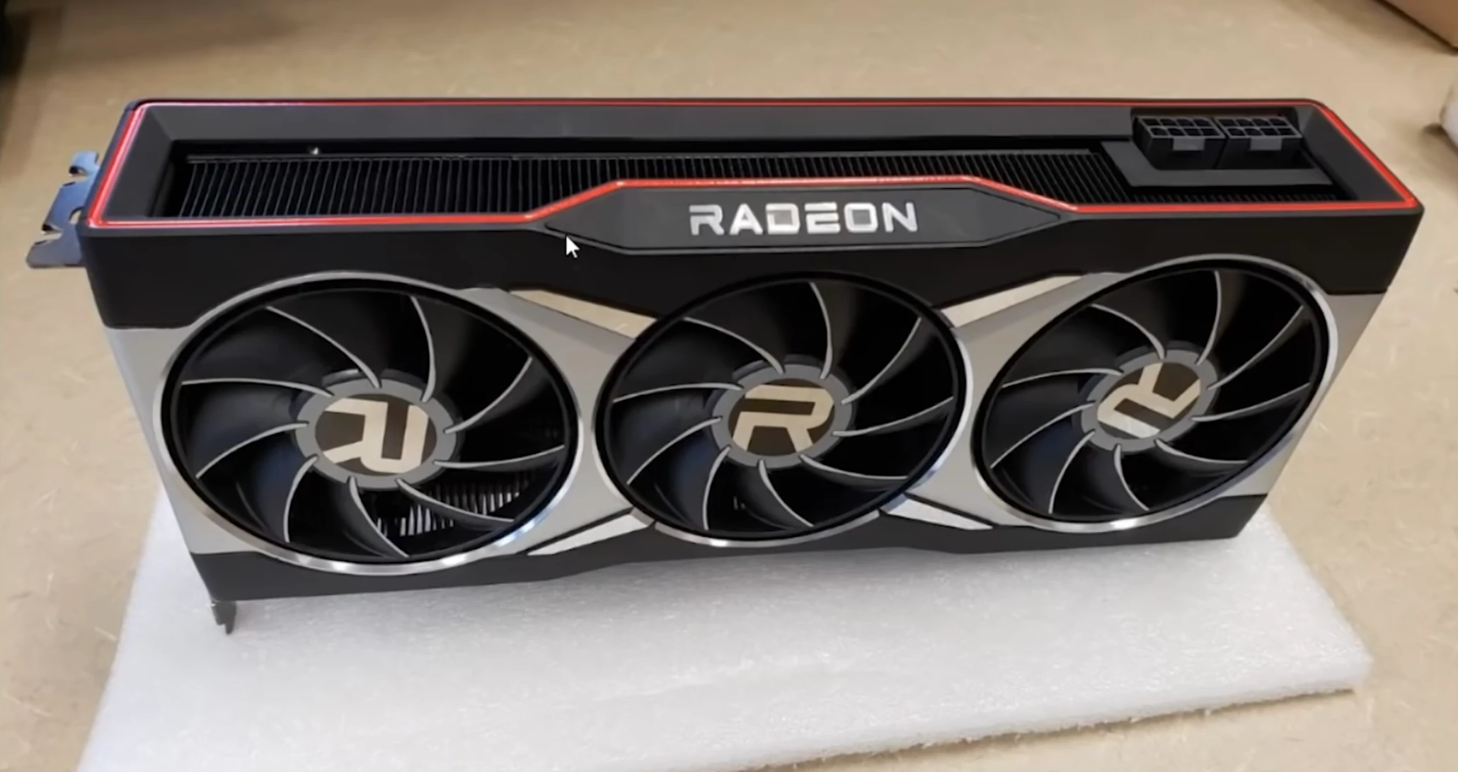 AMD RX 6900 позирует на новом фото, а все карты RX 6000 получат кодек AV1