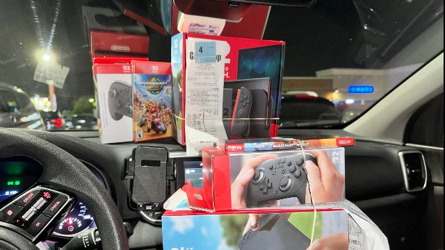 В одном из магазинов GameStop такой мощный степлер, что чеки через коробки прибили прямо к экранам Nintendo Switch 2