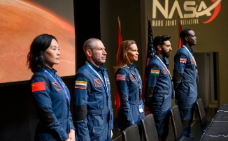 Полет к Марсу с Мишей Поповым в дебютном трейлере сериала «Вдали» с Хиллари Суэнк Полет к Марсу с Мишей Поповым в дебютном трейлере сериала «Вдали» с Хиллари Суэнк