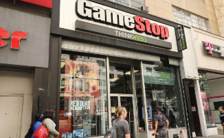 Американцы требуют закрыть магазины GameStop, но сеть настаивает, что продает «необходимые» товары