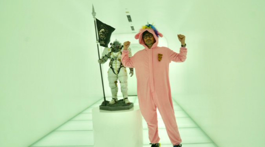 Кодзима примерил пижаму из России и выложил в Twitter фото в образе розового единорога