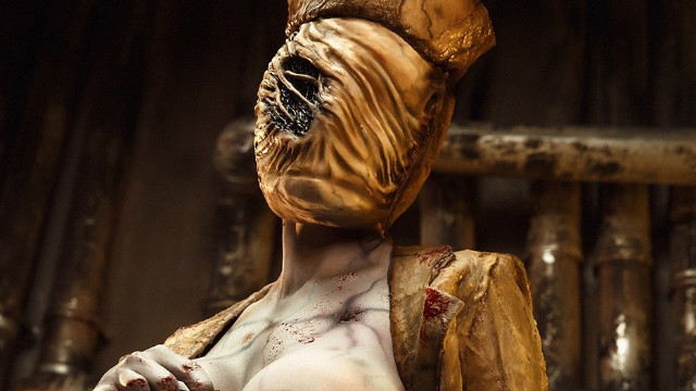 Великолепная Kalinka Fox в образе ужасно сексапильной медсестры из Silent Hill