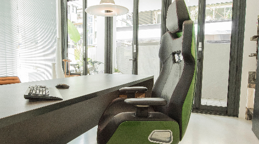 Thermaltake и Studio F.A.Porsche представили игровое кресло ARGENT E700