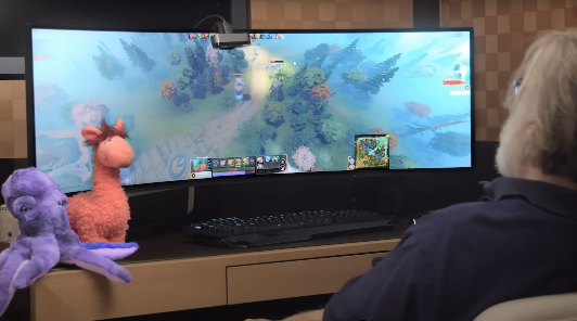 Гейб Ньюэлл показал Dota 2 на UltraWide-мониторе, швырнул в него наушники и анонсировал комментатора из Portal