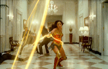 Диана крутит лассо на земле и в воздухе в тизер-трейлере «Чудо-Женщины 1984»