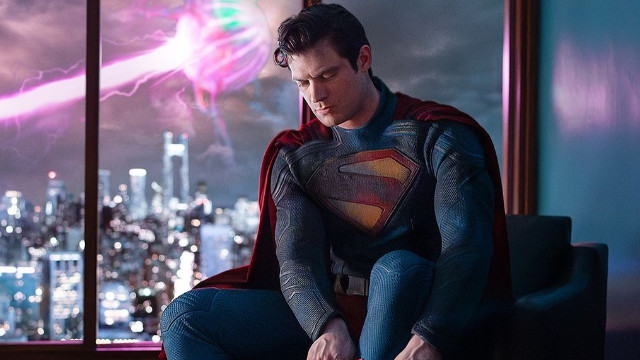 Джеймс Ганн показал Дэвида Коренсвета в костюме Супермена на фото со съемок