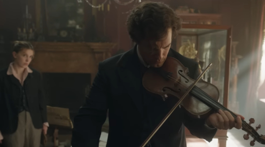 Кавилл со скрипкой в дебютном трейлере «Энолы Холмс 2»