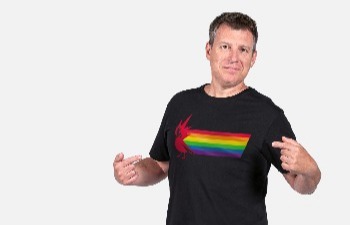 CD Projekt RED вновь поддержала ЛГБТК-сообщество, запустив в продажу радужные футболки