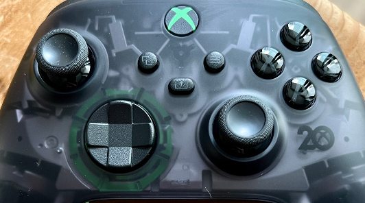 Фил Спенсер подписал юбилейные геймпады Xbox
