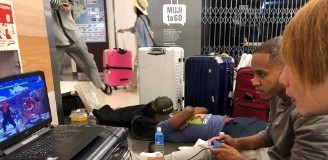 Японский киберспортсмен извинился за то, что, пережидая тайфун, подключил консоль к электросети аэропорта